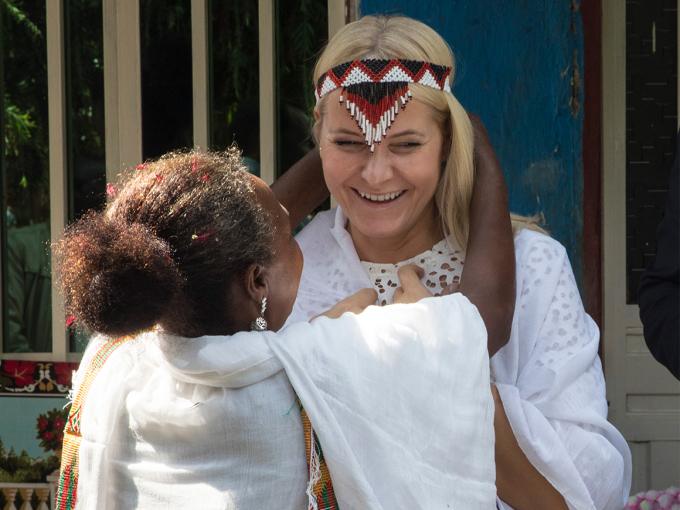 Crown Princess Mette-Marit was gifted with a head band when they visited the farmers in Oromia.  Photo: Vidar Ruud, NTB scanpix